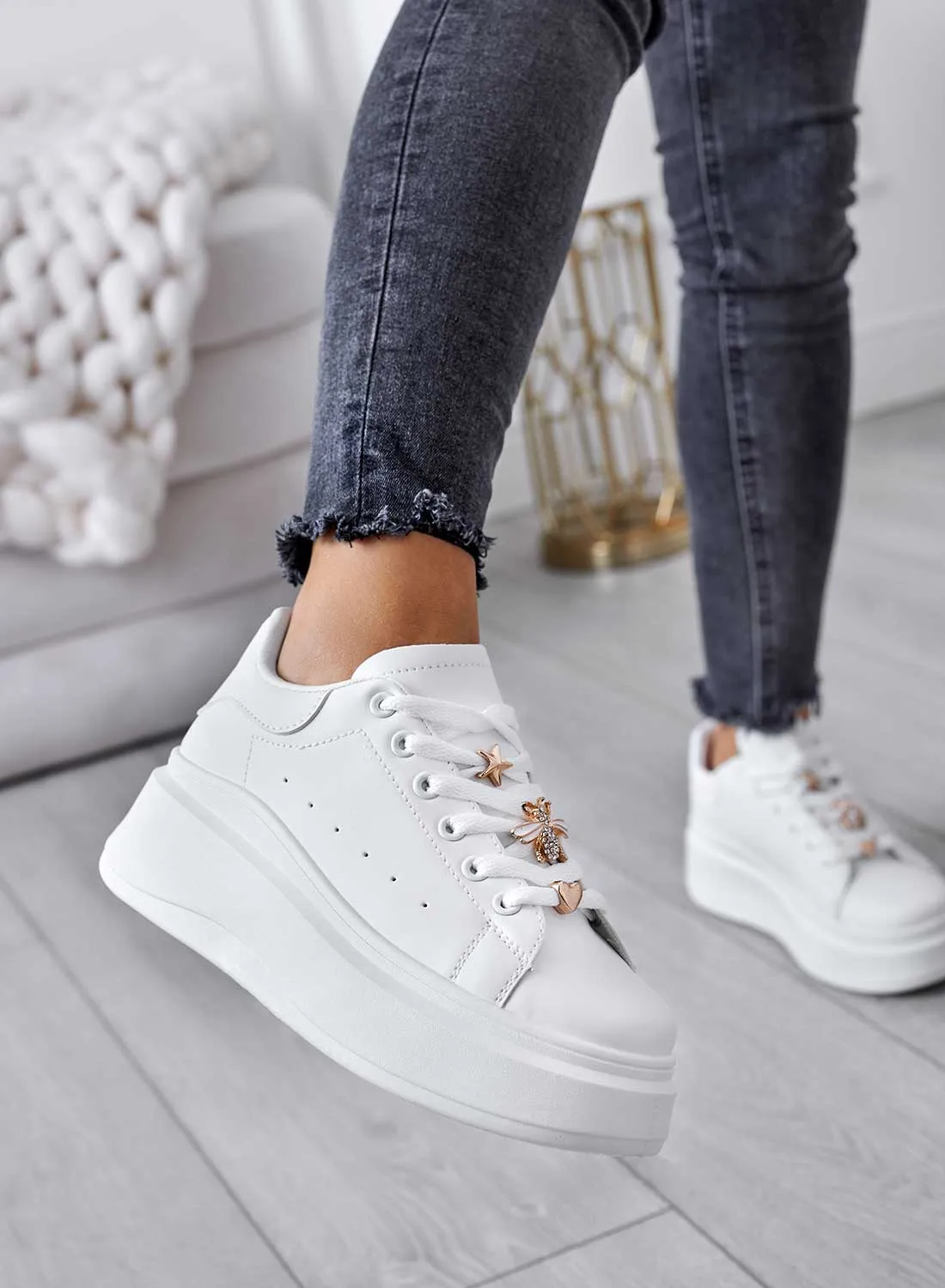 EVELIN - Sneakers bianche con applicazioni oro e zeppa