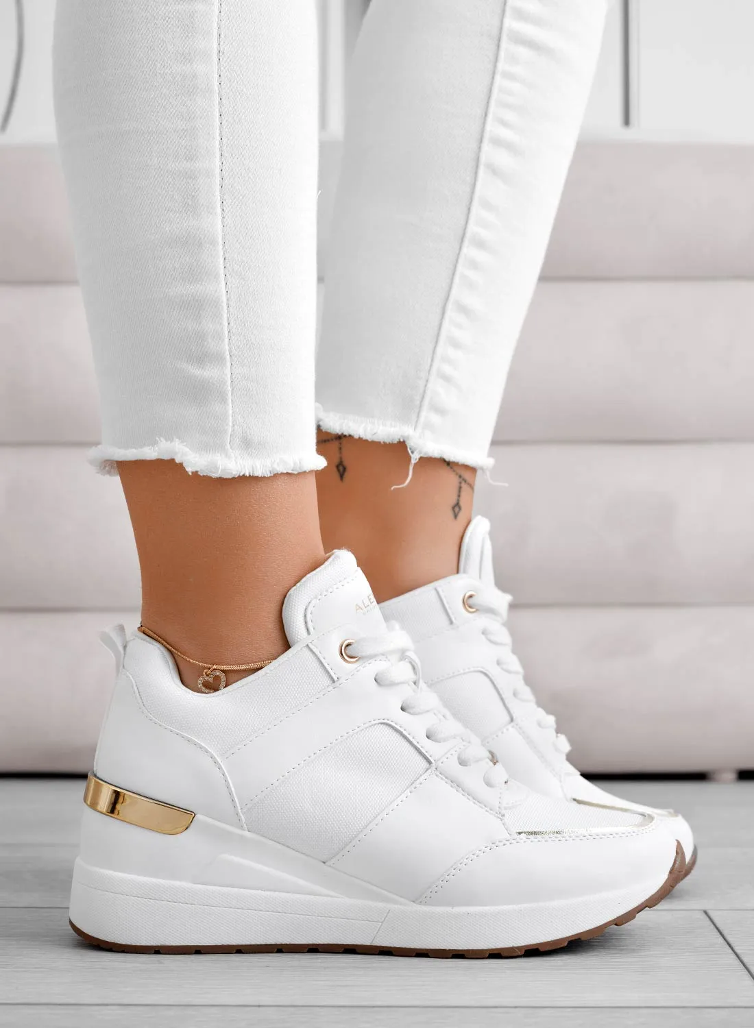 ILIZIA - Sneakers bianche Alexoo con zeppa e inserti oro