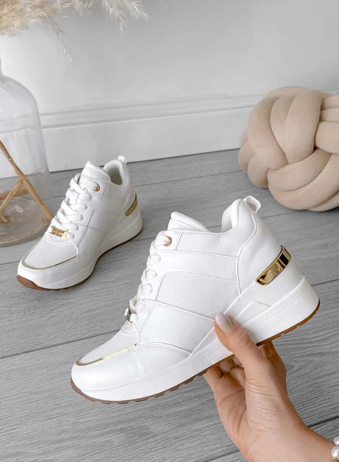 ILIZIA - Sneakers bianche Alexoo con zeppa e inserti oro