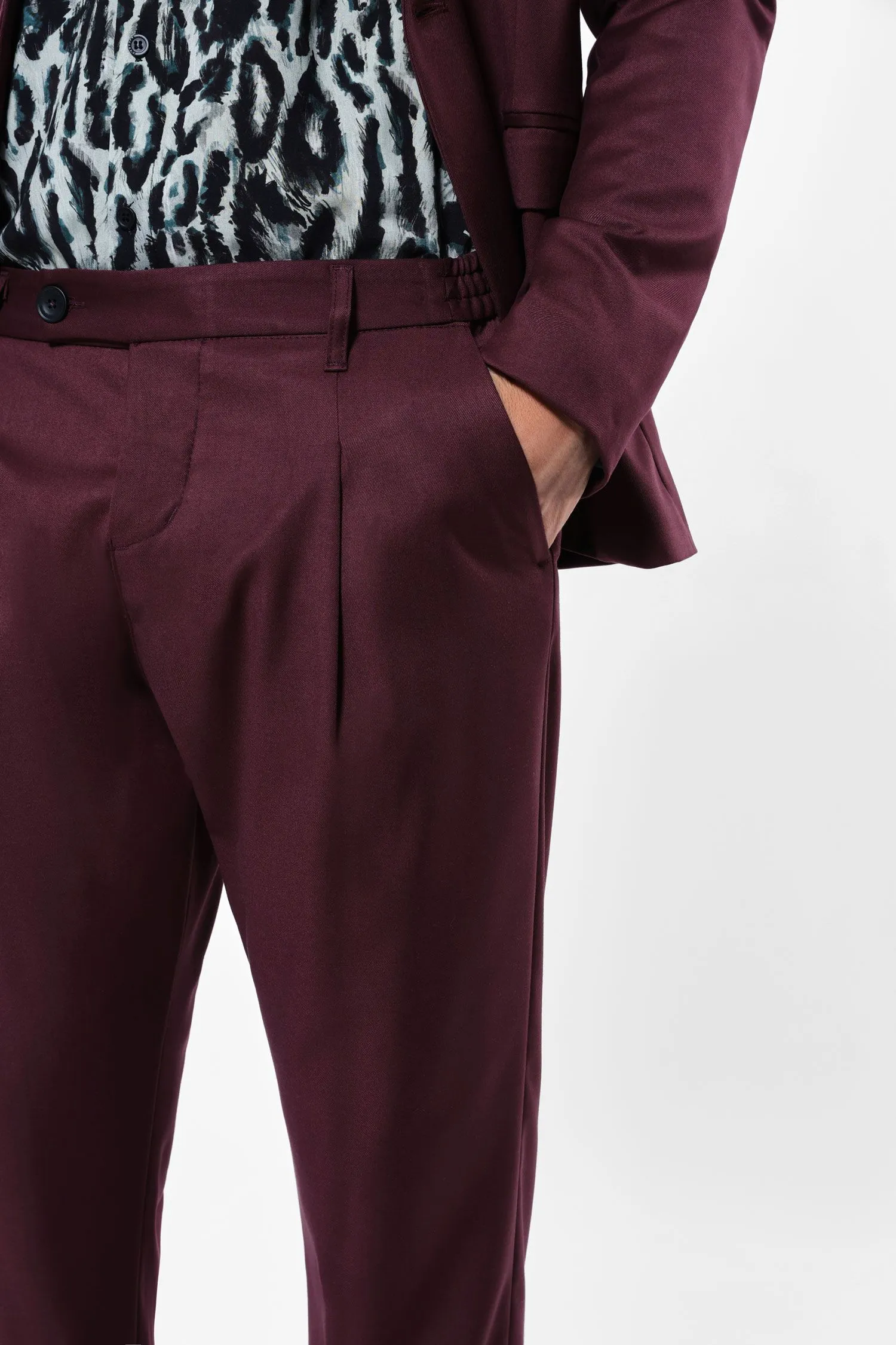   Pantaloni slim-fit con linee pulite     