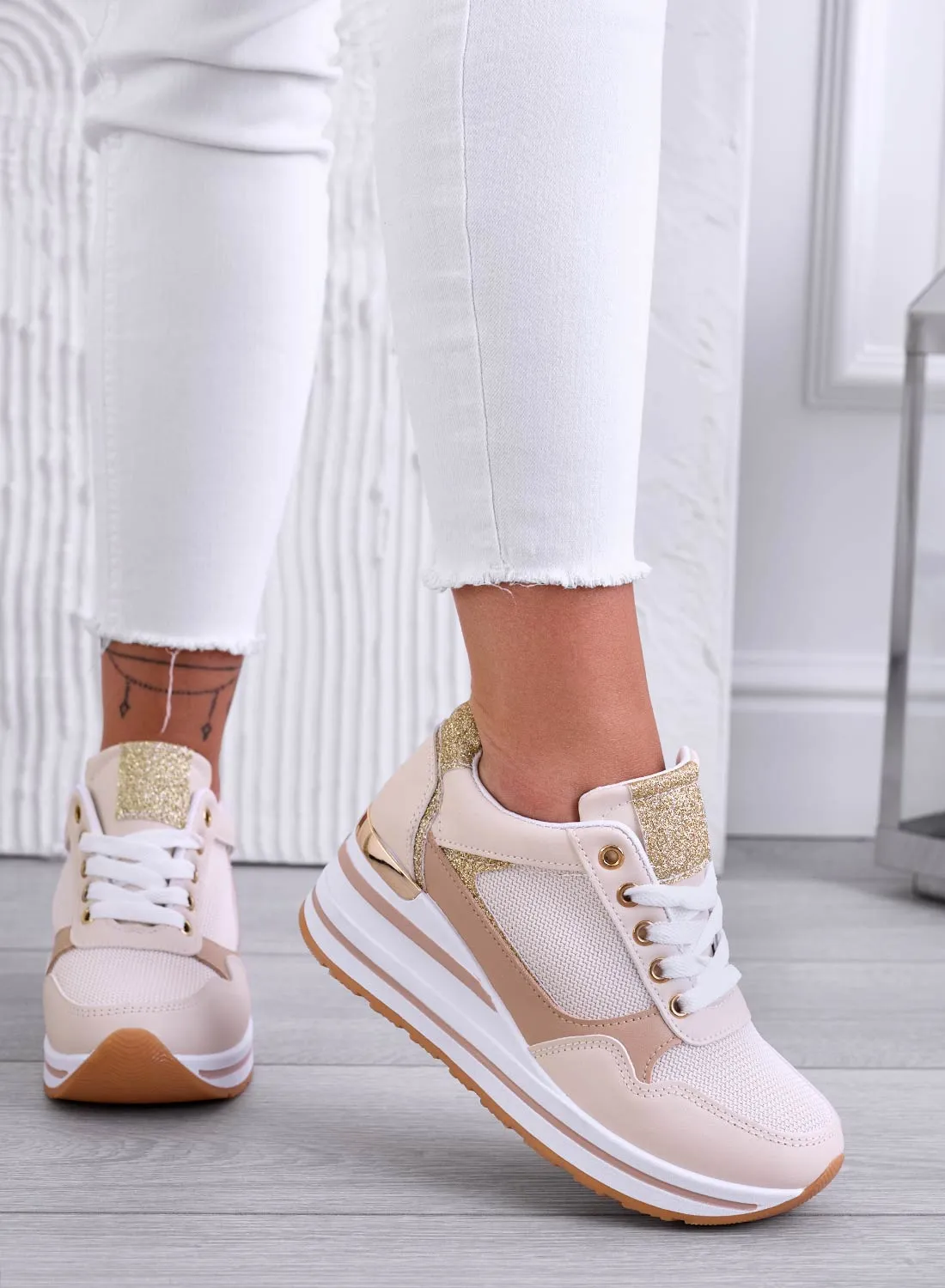 THEA - Sneakers beige con zeppa e rifiniture oro