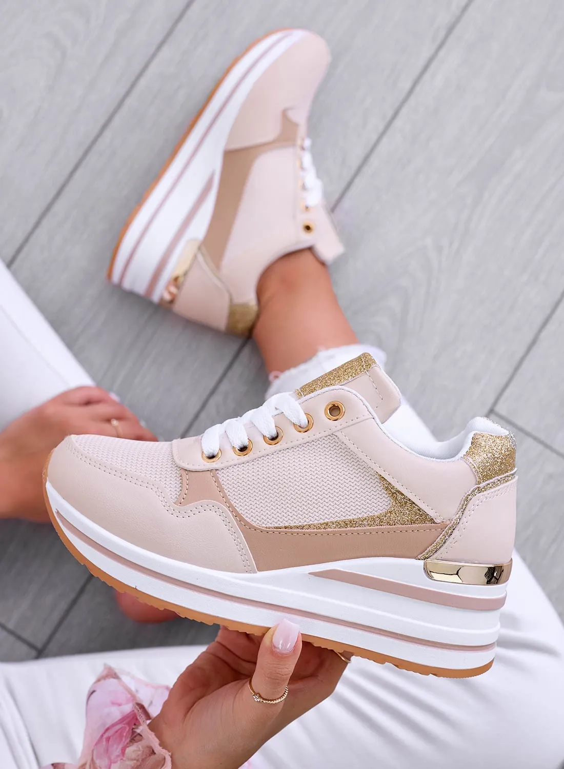 THEA - Sneakers beige con zeppa e rifiniture oro